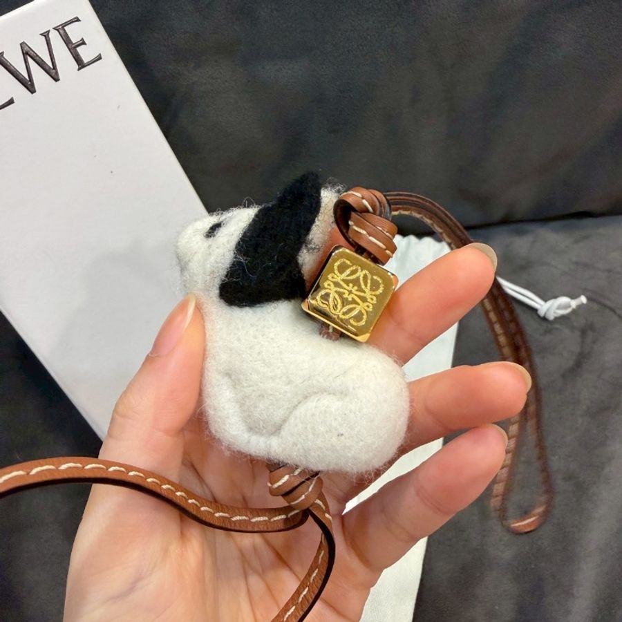全新全配🐰#Loewe #羊毛氈掛件-2