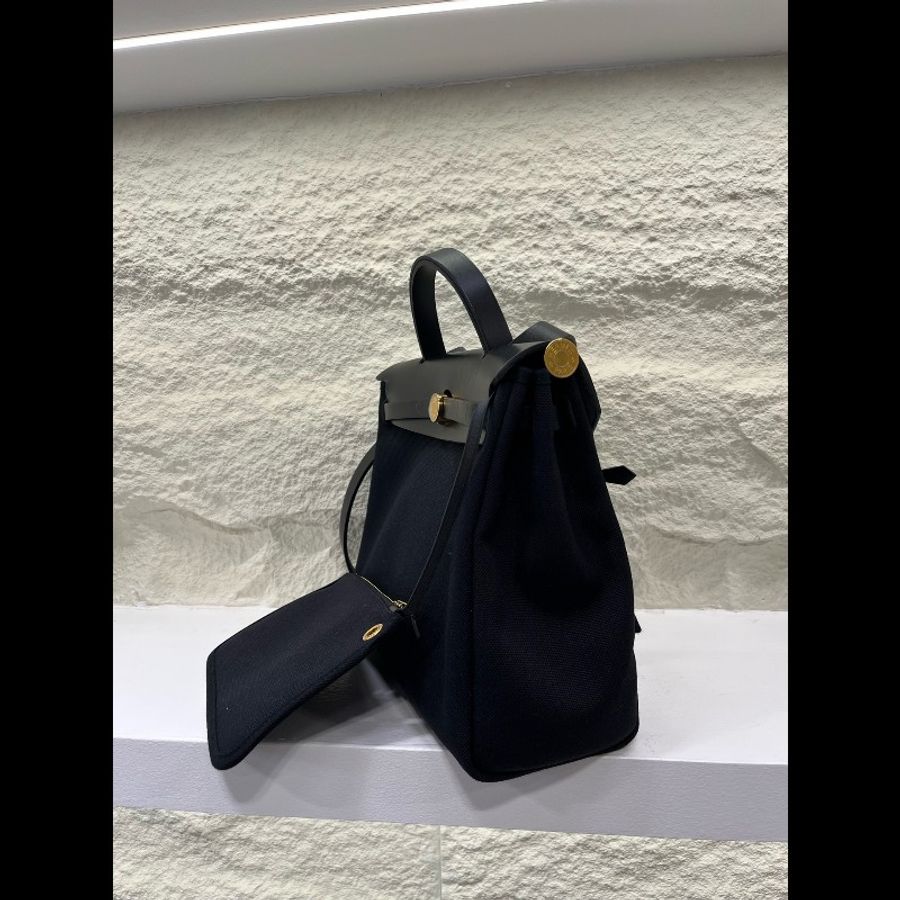 Hermès/愛馬仕 黑色金扣 Herbag31 
全黑帆布拼接皮革手提斜揹包-3