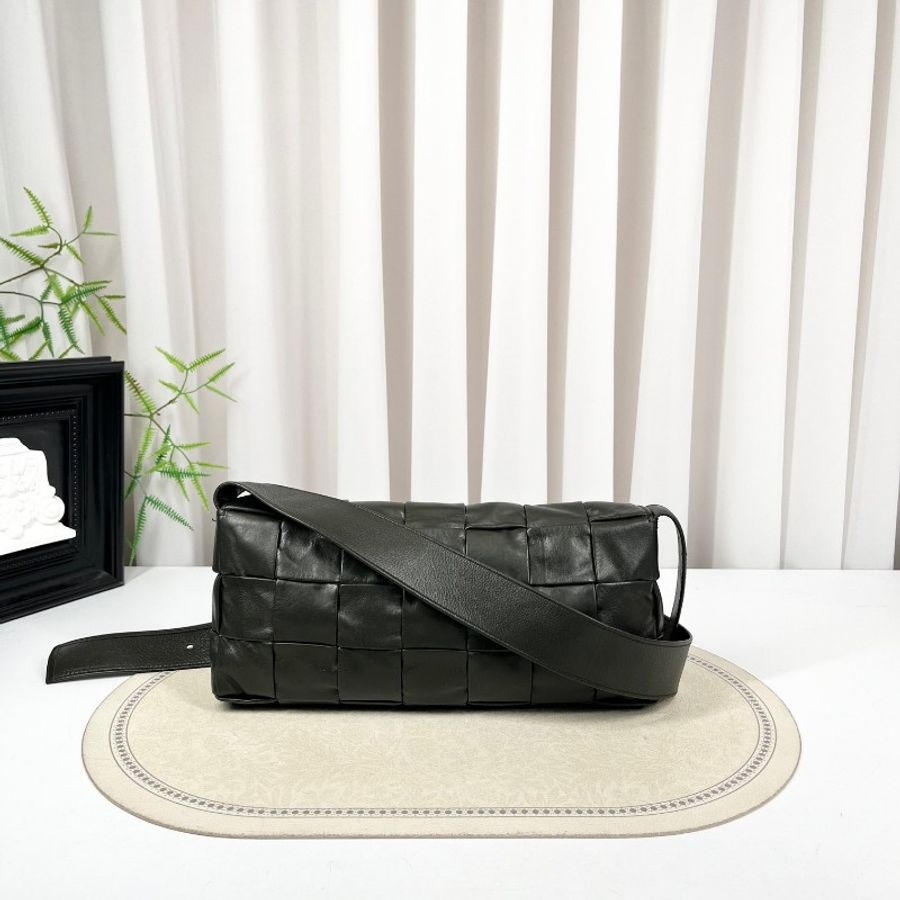 Bottega Veneta CASSETTE彈力手袋 編織牛皮郵差包-1