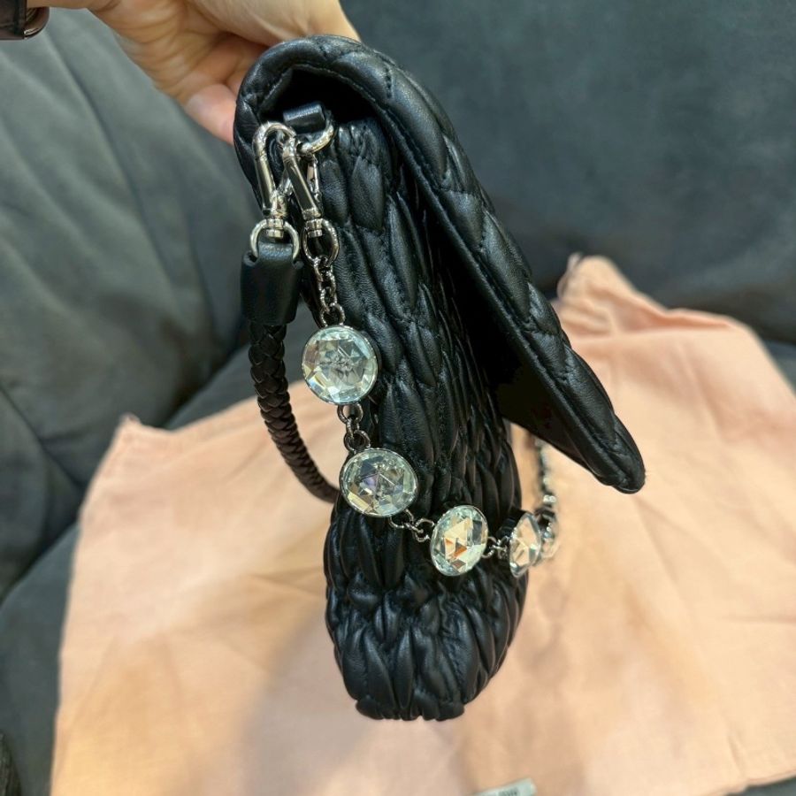 全新閒置🖤💎#miumiu #黑色hobo #水鑽鏈子 #皮革肩背帶 #塵袋-6