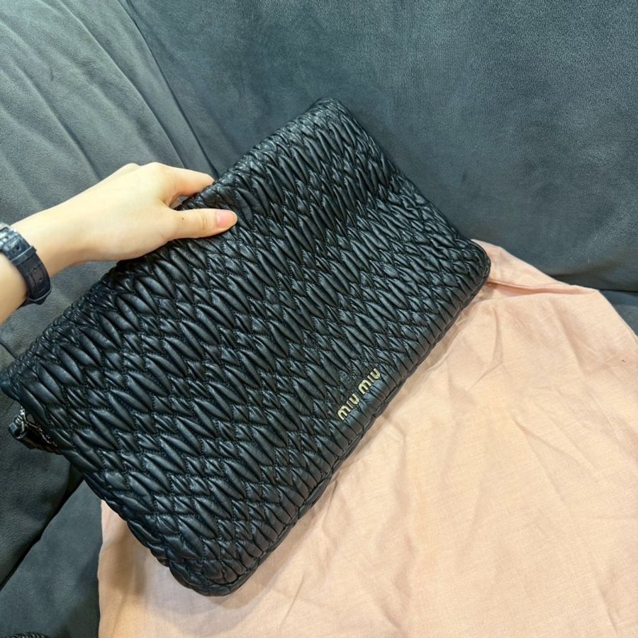 全新閒置🖤💎#miumiu #黑色hobo #水鑽鏈子 #皮革肩背帶 #塵袋-12