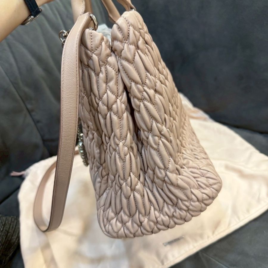 全新閒置🌷#miumiu #淡粉色托特 #水鑽鏈子 #皮斜背背帶 #塵袋-10