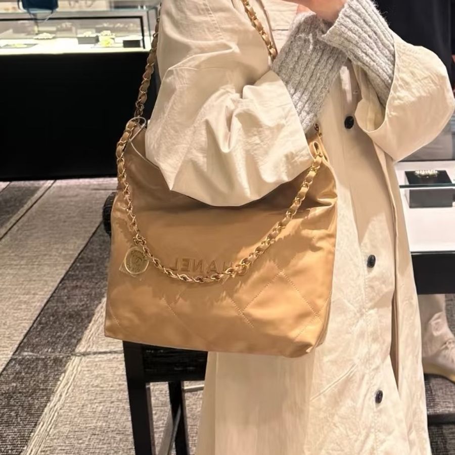 99新🈶購證☕️Chanel香奈兒奶茶色金扣小號22bag垃圾袋手提單肩鏈條包-0