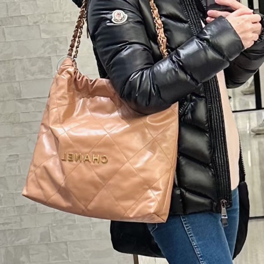 99新🈶購證☕️Chanel香奈兒奶茶色金扣小號22bag垃圾袋手提單肩鏈條包-2