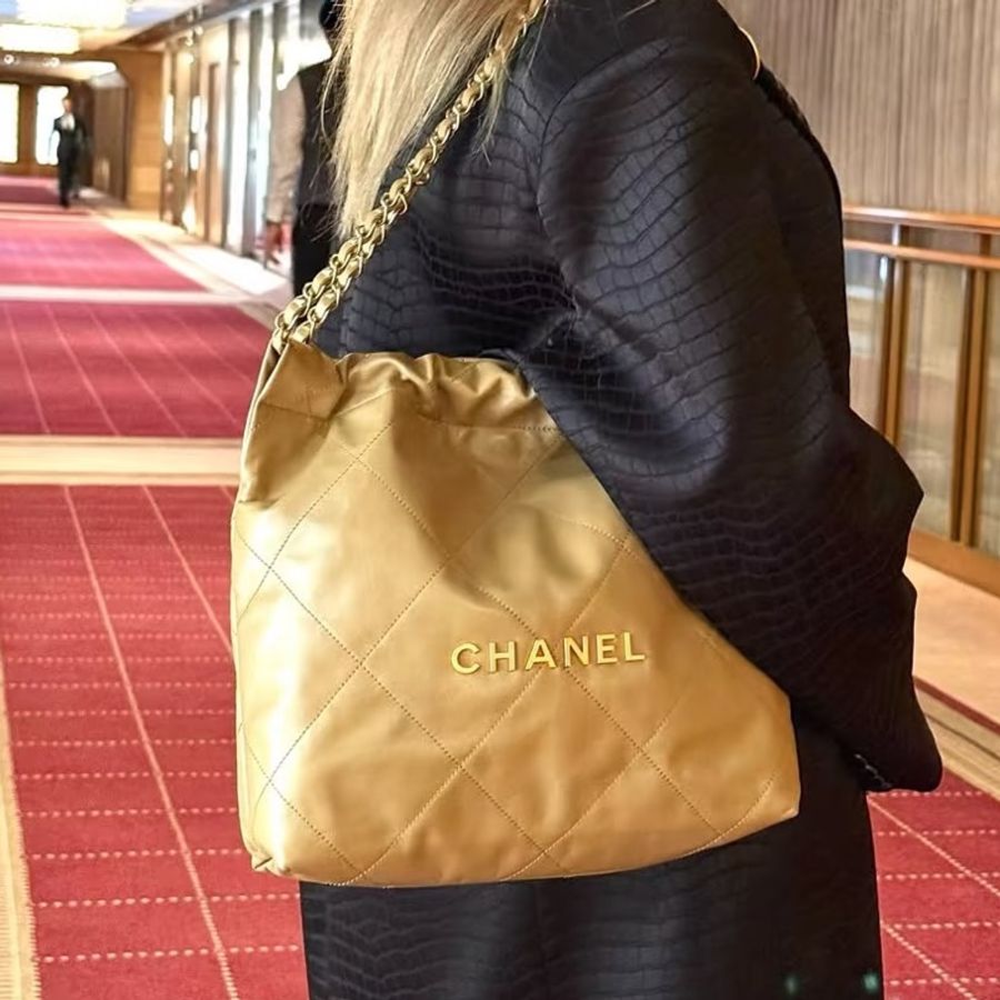 99新🈶購證☕️Chanel香奈兒奶茶色金扣小號22bag垃圾袋手提單肩鏈條包-5