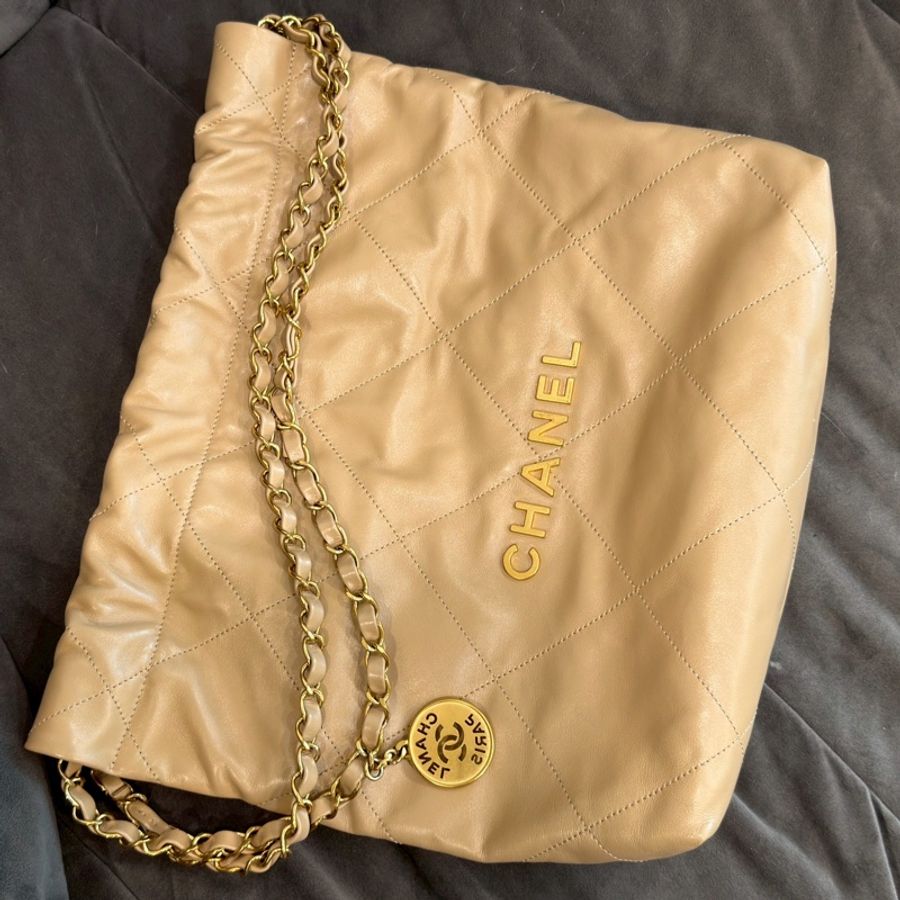 99新🈶購證☕️Chanel香奈兒奶茶色金扣小號22bag垃圾袋手提單肩鏈條包-10