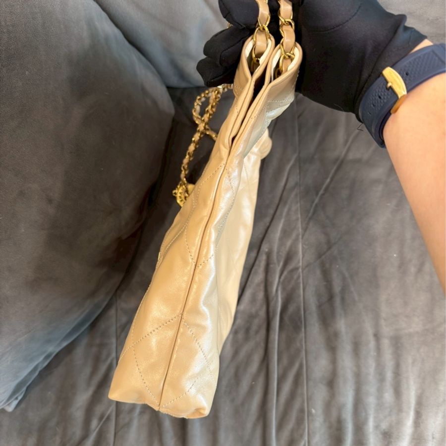 99新🈶購證☕️Chanel香奈兒奶茶色金扣小號22bag垃圾袋手提單肩鏈條包-12