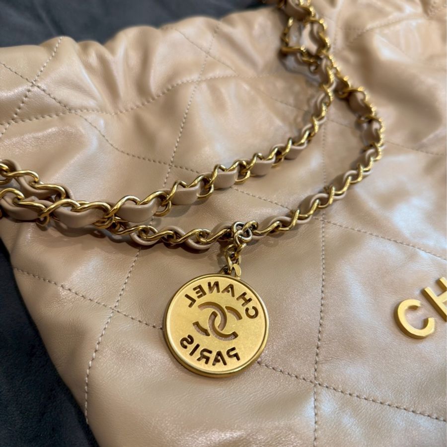 99新🈶購證☕️Chanel香奈兒奶茶色金扣小號22bag垃圾袋手提單肩鏈條包-13