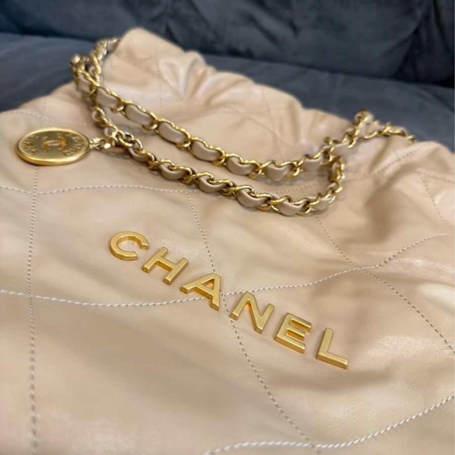 99新🈶購證☕️Chanel香奈兒奶茶色金扣小號22bag垃圾袋手提單肩鏈條包-14