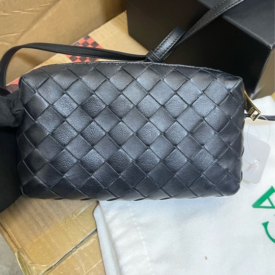 Bottega Veneta 葆蝶家bv黑色小號經典菱格編織斜挎包金色拉鍊 尺寸18×5×10cm。-0