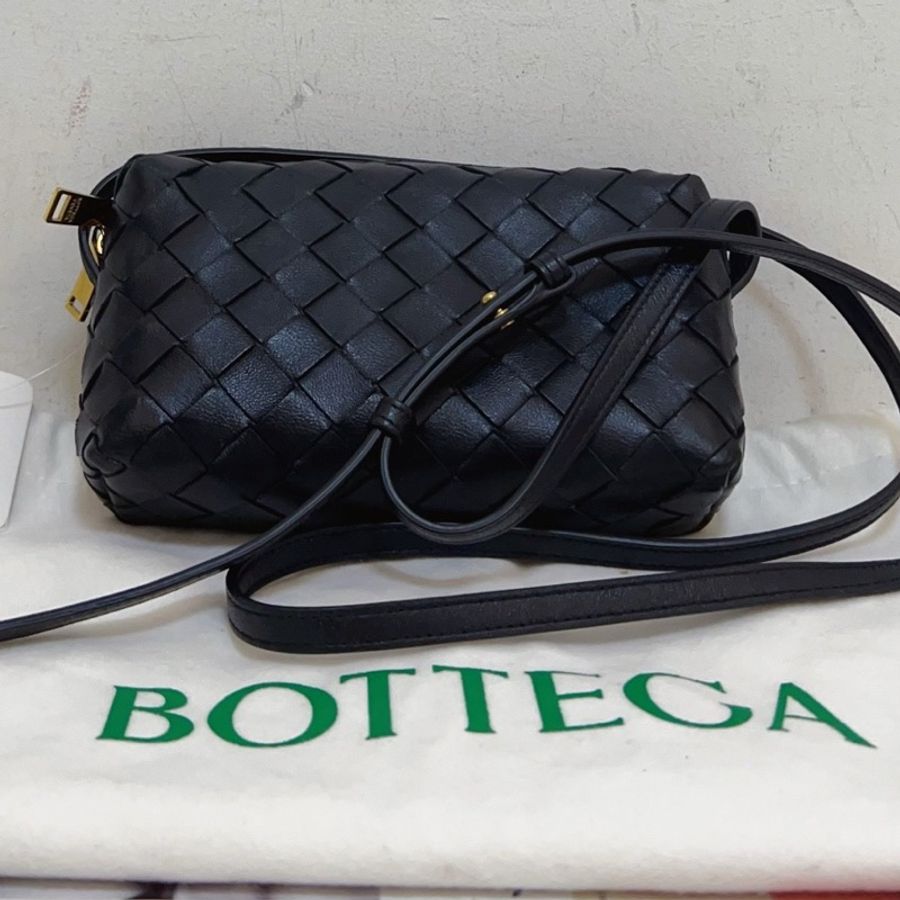 Bottega Veneta 葆蝶家bv黑色小號經典菱格編織斜挎包金色拉鍊 尺寸18×5×10cm。-1