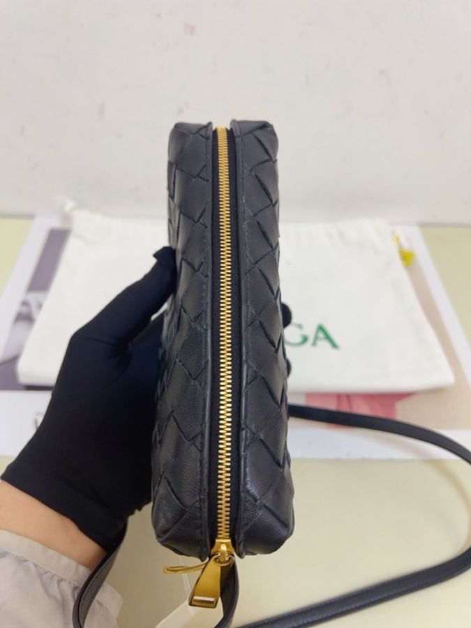 Bottega Veneta 葆蝶家bv黑色小號經典菱格編織斜挎包金色拉鍊 尺寸18×5×10cm。-2
