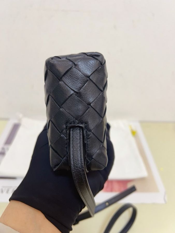 Bottega Veneta 葆蝶家bv黑色小號經典菱格編織斜挎包金色拉鍊 尺寸18×5×10cm。-4