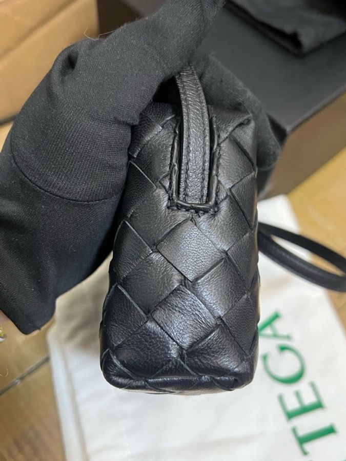 Bottega Veneta 葆蝶家bv黑色小號經典菱格編織斜挎包金色拉鍊 尺寸18×5×10cm。-5