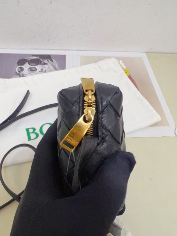 Bottega Veneta 葆蝶家bv黑色小號經典菱格編織斜挎包金色拉鍊 尺寸18×5×10cm。-6