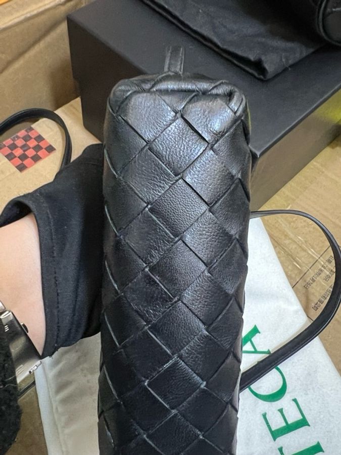 Bottega Veneta 葆蝶家bv黑色小號經典菱格編織斜挎包金色拉鍊 尺寸18×5×10cm。-7
