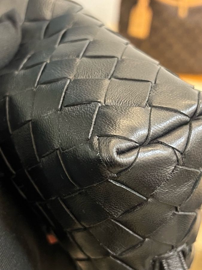 Bottega Veneta 葆蝶家bv黑色小號經典菱格編織斜挎包金色拉鍊 尺寸18×5×10cm。-9