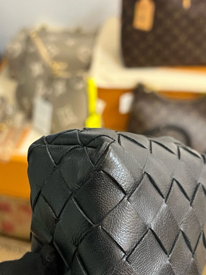 Bottega Veneta 葆蝶家bv黑色小號經典菱格編織斜挎包金色拉鍊 尺寸18×5×10cm。-10
