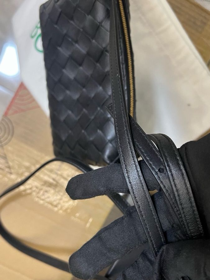 Bottega Veneta 葆蝶家bv黑色小號經典菱格編織斜挎包金色拉鍊 尺寸18×5×10cm。-13