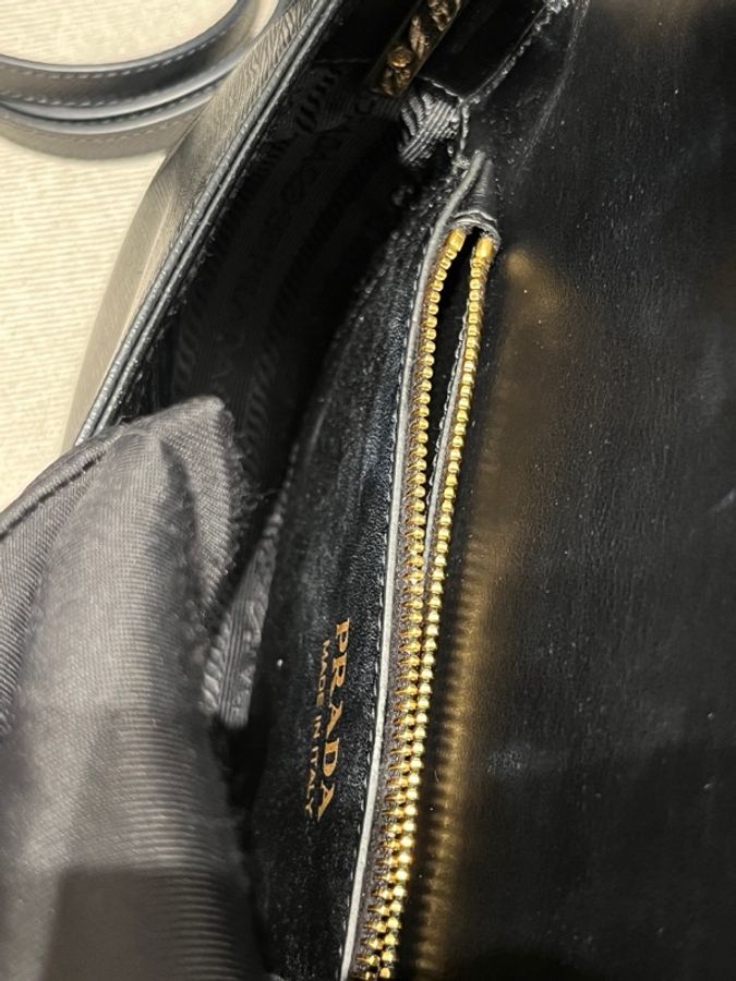 Prada普拉達黑金單肩腋下包 23*14*5 有長肩帶-11