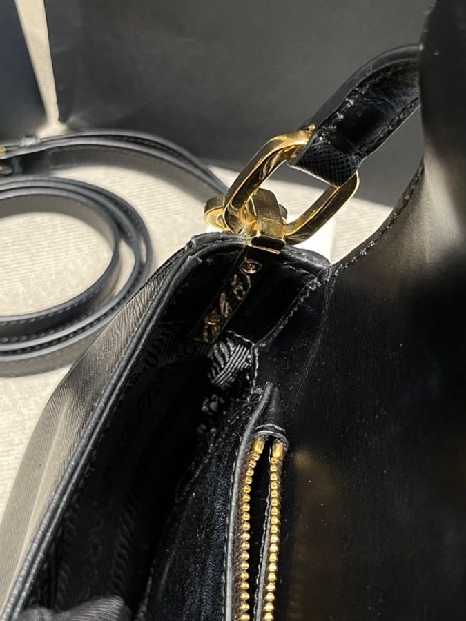 Prada普拉達黑金單肩腋下包 23*14*5 有長肩帶-12
