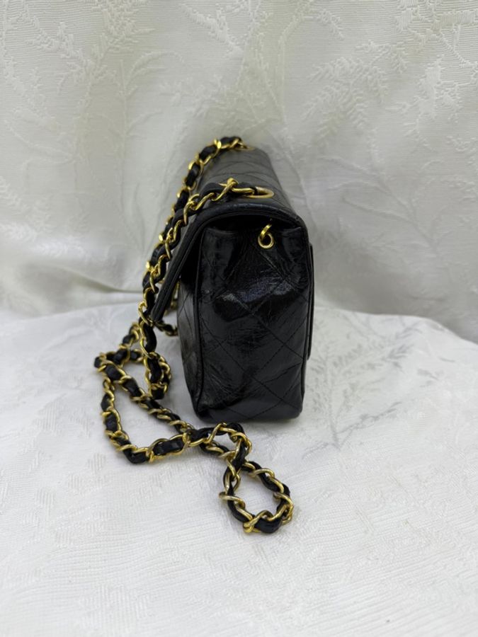 這款手袋是經典的黑色 CHANEL Vintage Mini Square-2