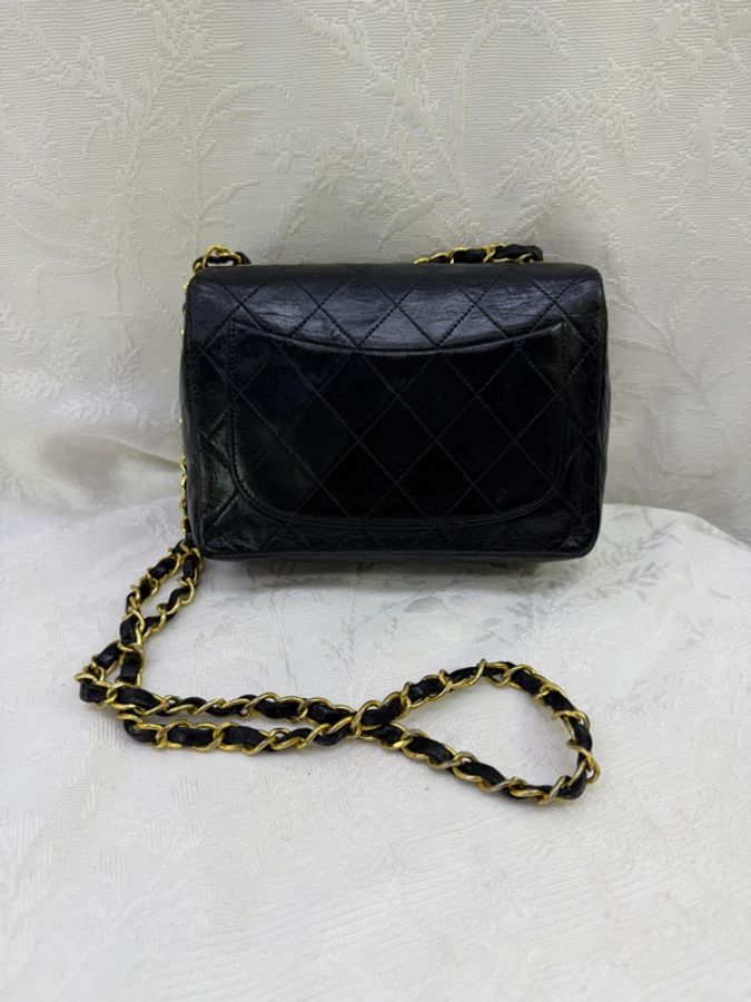 這款手袋是經典的黑色 CHANEL Vintage Mini Square-4