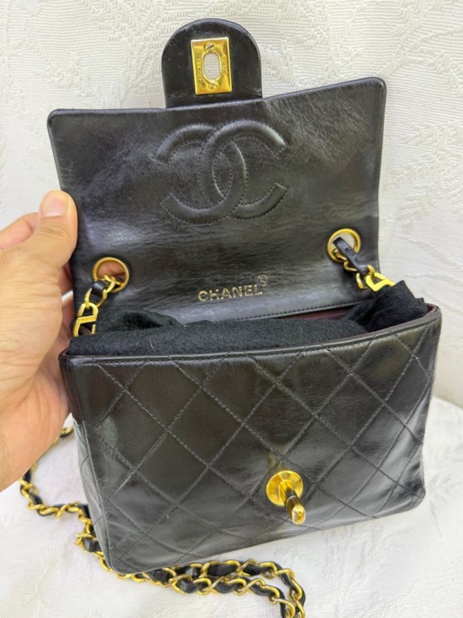 這款手袋是經典的黑色 CHANEL Vintage Mini Square-6