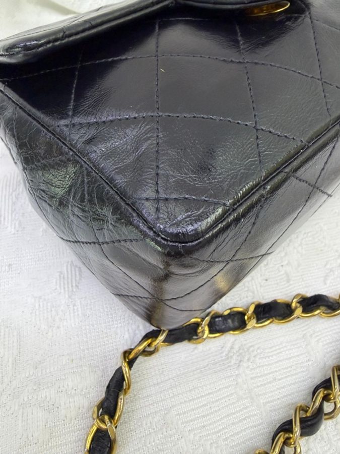 這款手袋是經典的黑色 CHANEL Vintage Mini Square-7