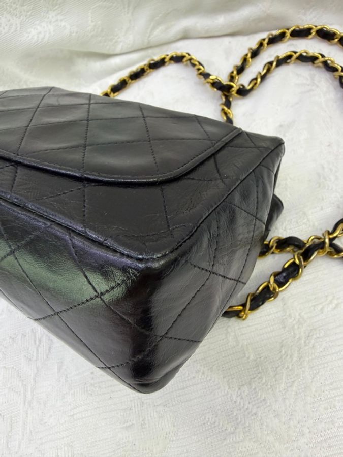 這款手袋是經典的黑色 CHANEL Vintage Mini Square-8