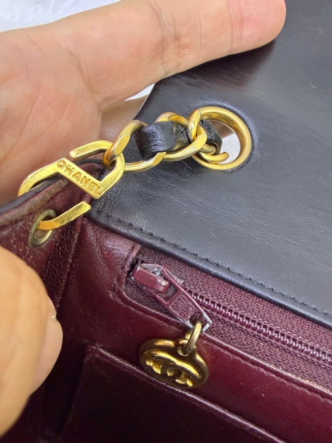 這款手袋是經典的黑色 CHANEL Vintage Mini Square-9