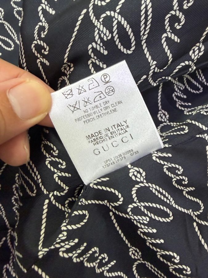 這是一件米色 Gucci 中長版風衣,具有顯眼的馬銜扣圖騰內裡。-5