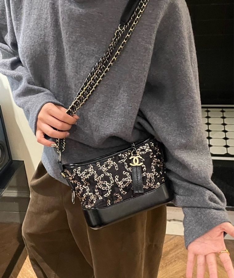 【威選精品】✨ CHANEL 黑金亮片流浪包|限定亮片刺繡 × 金色雙C-0