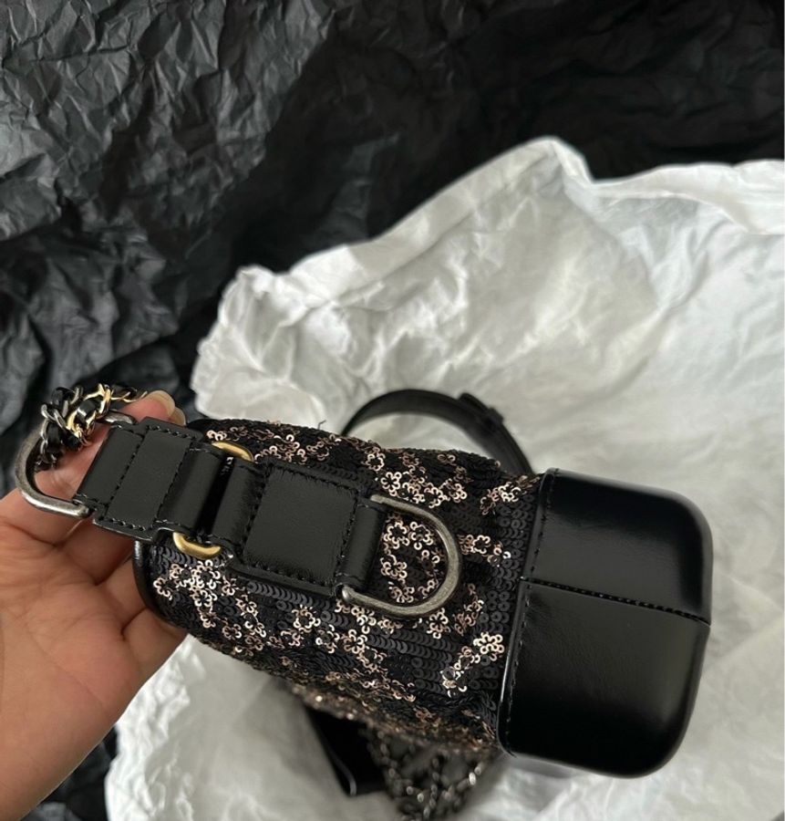 【威選精品】✨ CHANEL 黑金亮片流浪包|限定亮片刺繡 × 金色雙C-3