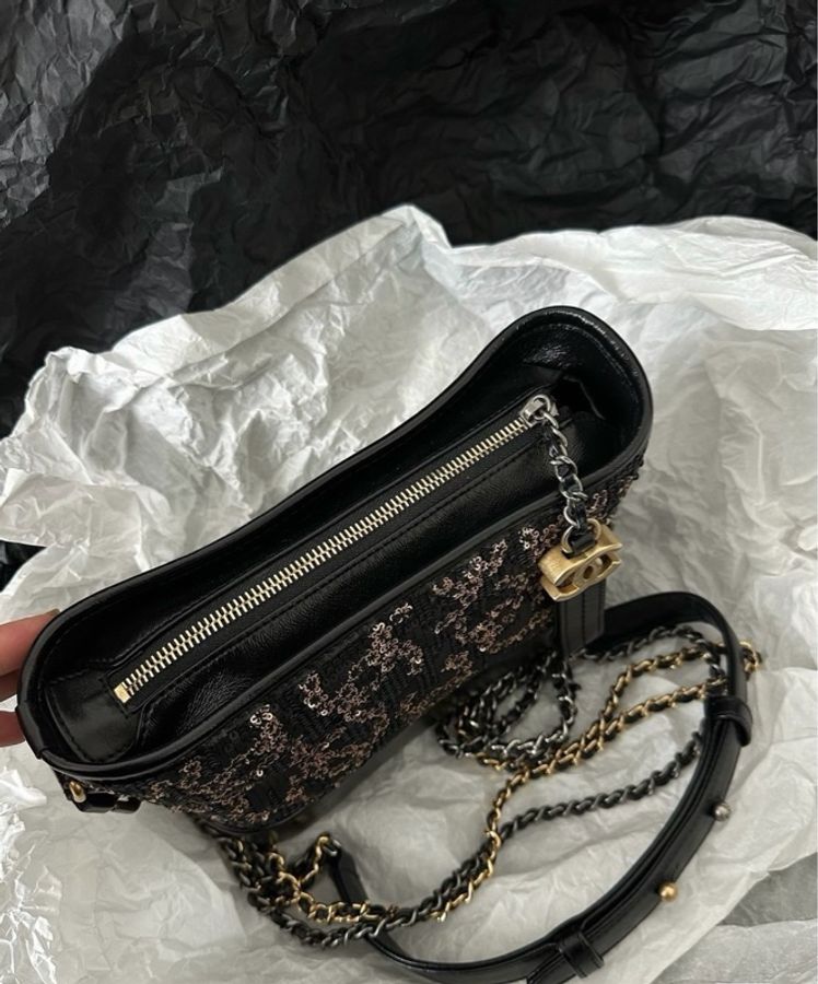 【威選精品】✨ CHANEL 黑金亮片流浪包|限定亮片刺繡 × 金色雙C-5
