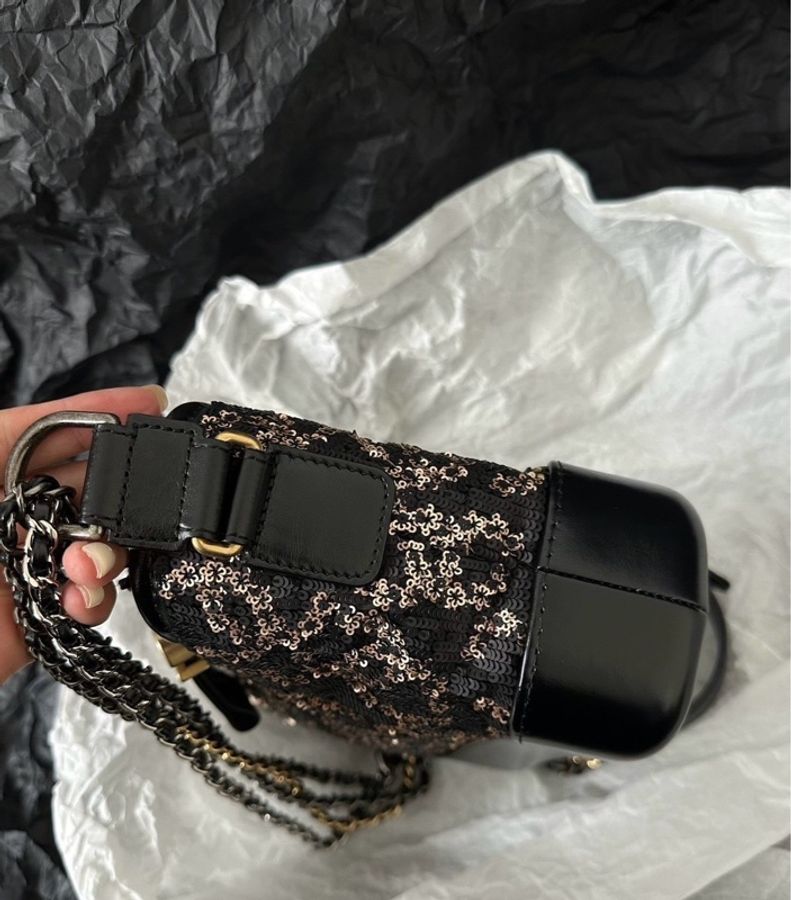 【威選精品】✨ CHANEL 黑金亮片流浪包|限定亮片刺繡 × 金色雙C-10