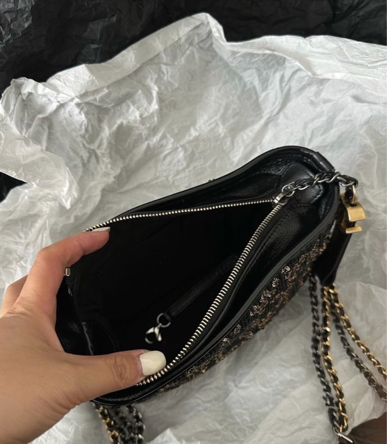 【威選精品】✨ CHANEL 黑金亮片流浪包|限定亮片刺繡 × 金色雙C-11