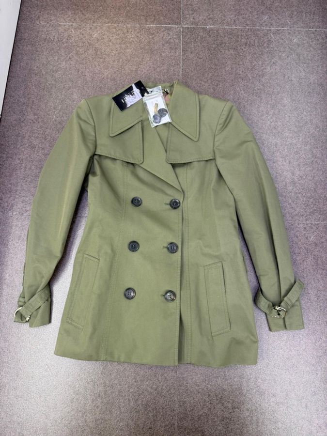 這是一件淺橄欖綠色的 Gucci風衣-0