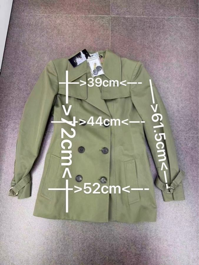 這是一件淺橄欖綠色的 Gucci風衣-1