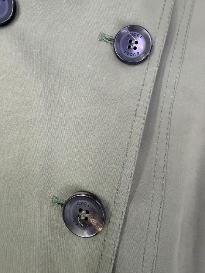 這是一件淺橄欖綠色的 Gucci風衣-2