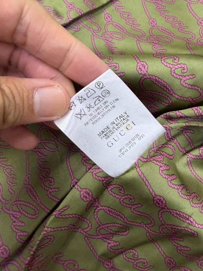 這是一件淺橄欖綠色的 Gucci風衣-4