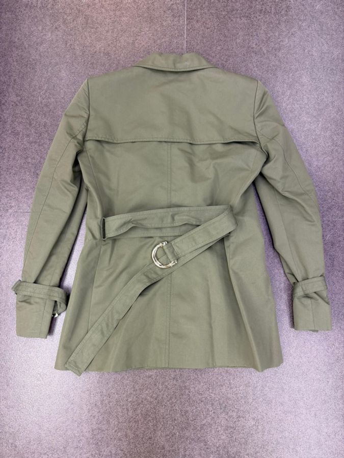 這是一件淺橄欖綠色的 Gucci風衣-6