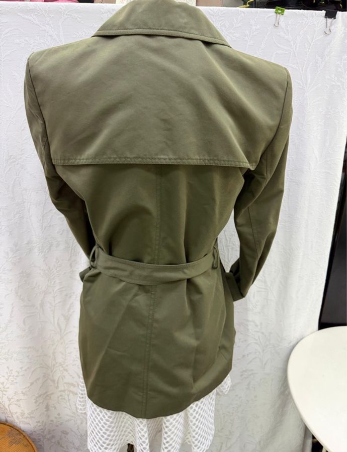 這是一件淺橄欖綠色的 Gucci風衣-7