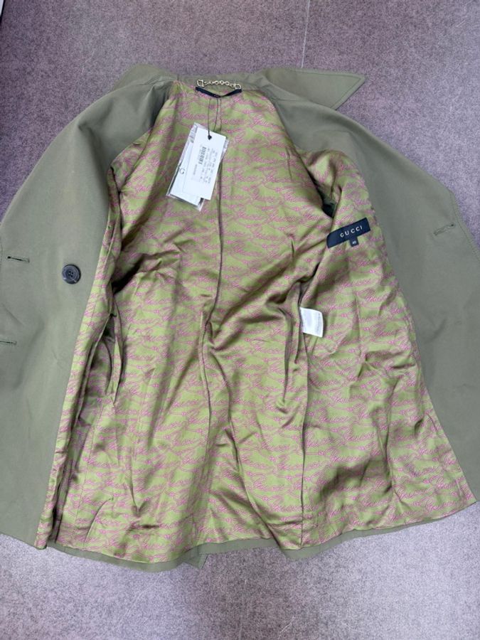 這是一件淺橄欖綠色的 Gucci風衣-8