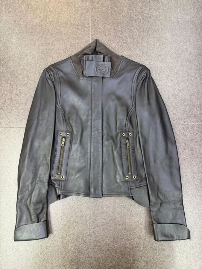 這是一件 Gucci 的黑色皮革夾克外套-0