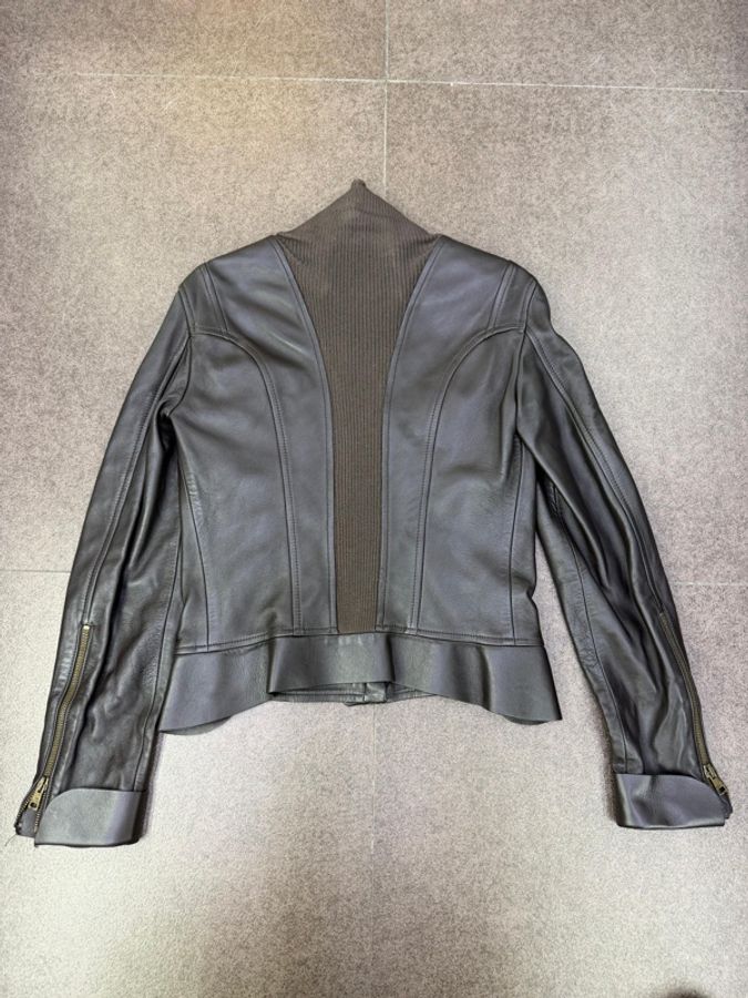 這是一件 Gucci 的黑色皮革夾克外套-1