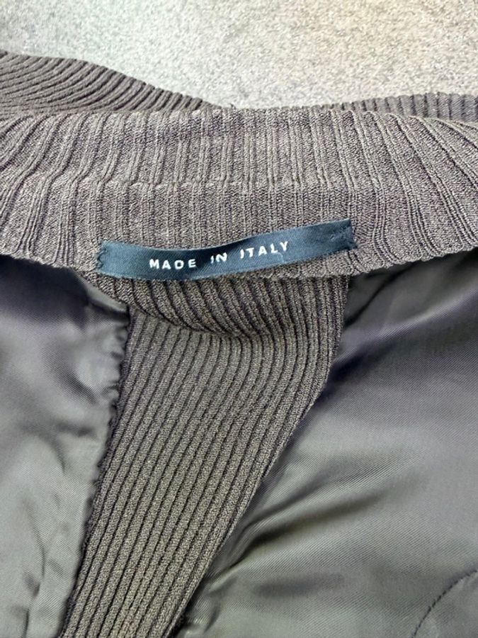 這是一件 Gucci 的黑色皮革夾克外套-3