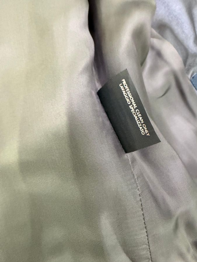 這是一件 Gucci 的黑色皮革夾克外套-4