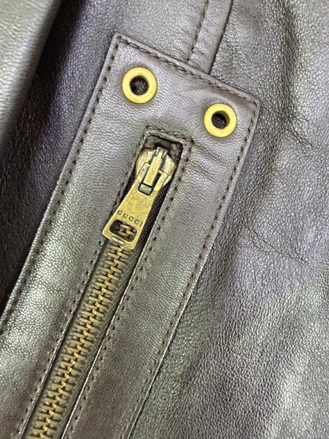 這是一件 Gucci 的黑色皮革夾克外套-5