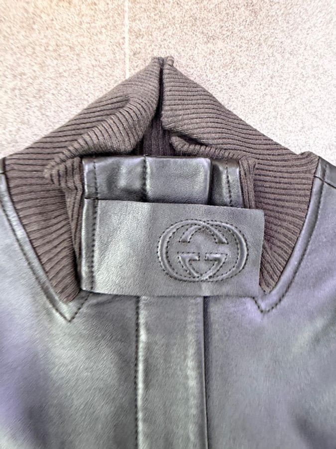 這是一件 Gucci 的黑色皮革夾克外套-6